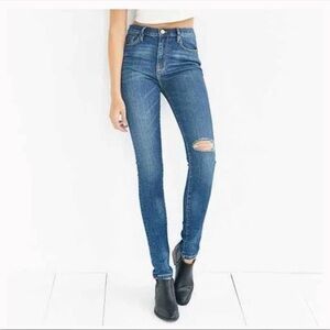BDG Twig High Rise Wash Size 28 W Busted Leg Sold out In style